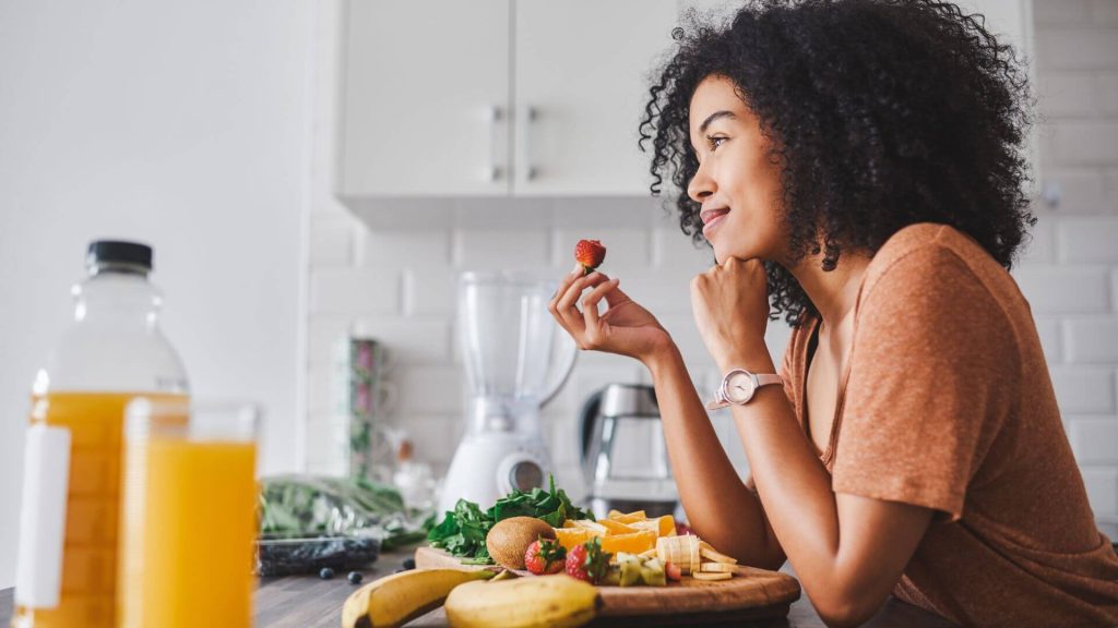 mujer comiendo pirámide alimentaria