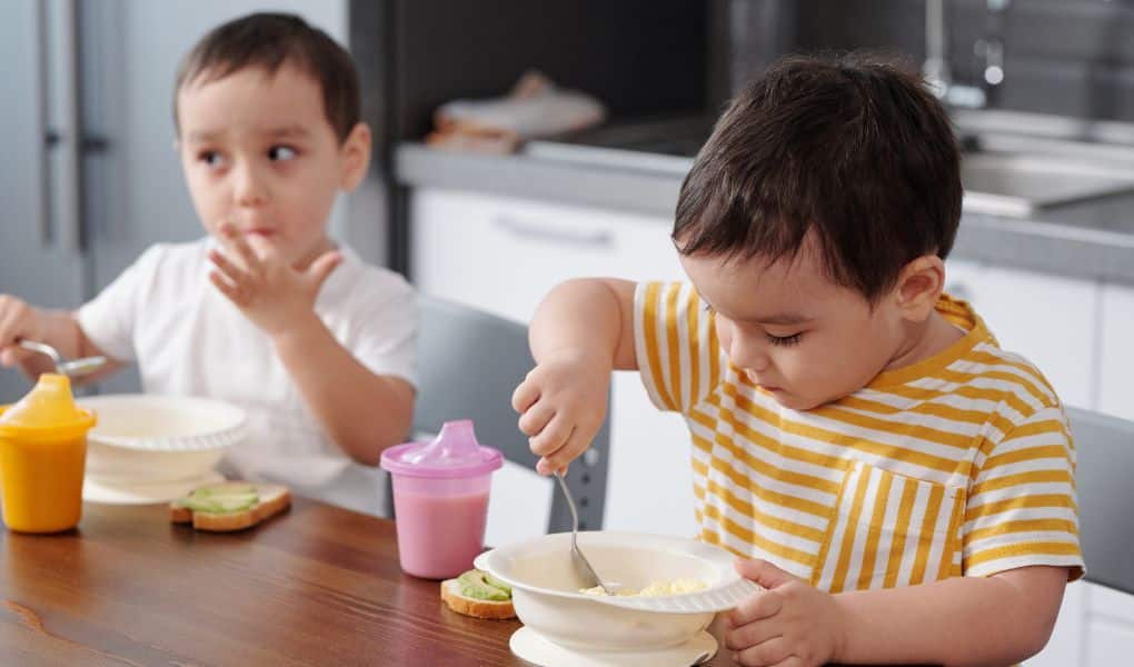 niños desayunando