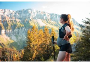 Mujer embarazada practica actividad física en la montaña